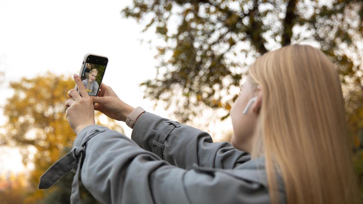 Una adolescente sacándose un selfi.