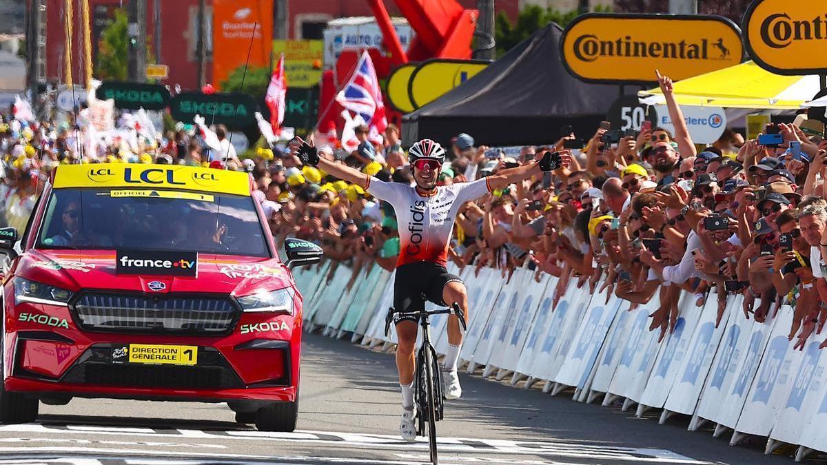 Ion Izagirre festeja la última victoria de etapa vasca en el Tour de 2023.