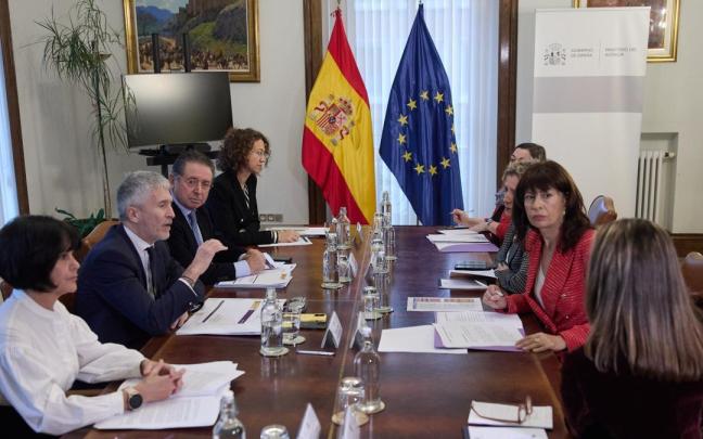Los equipos de los ministerios de Interior e Igualdad reunidos este jueves y encabezados por los ministros Grande-Marlaska y Redondo. Los equipos de los ministerios de Interior e Igualdad reunidos este jueves y encabezados por los ministros Grande-Marlaska y Redondo.