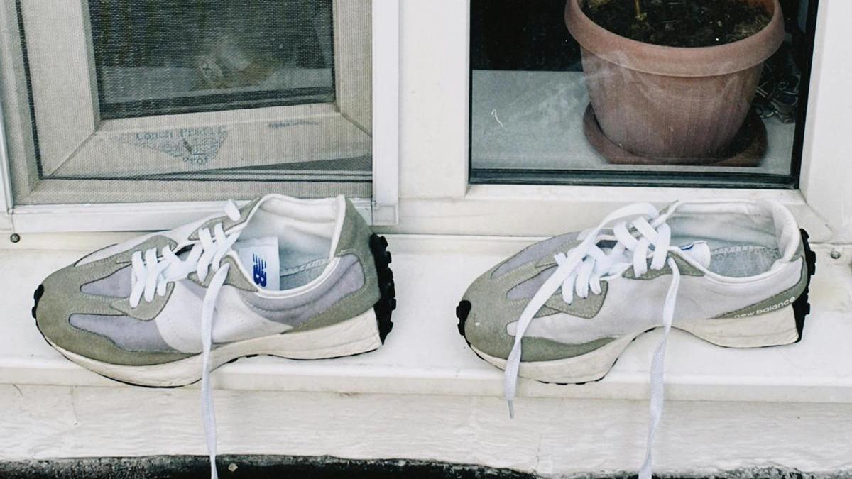 Zapatillas secándose en la repisa de la ventana