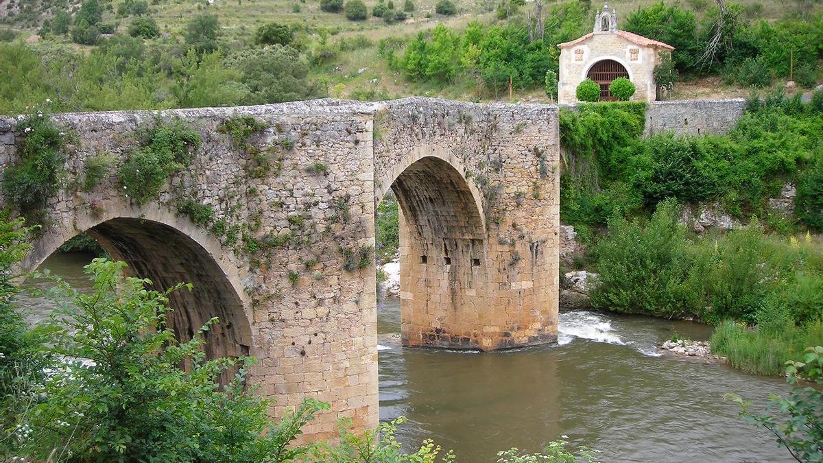Puente medieval en Pesquera del Ebro.