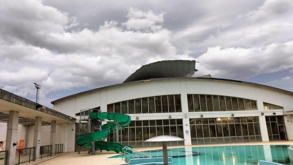 Parte del tejado de las piscinas cubiertas de Agorrosin, en la imagen, ha quedado levantado por el fuerte viento.