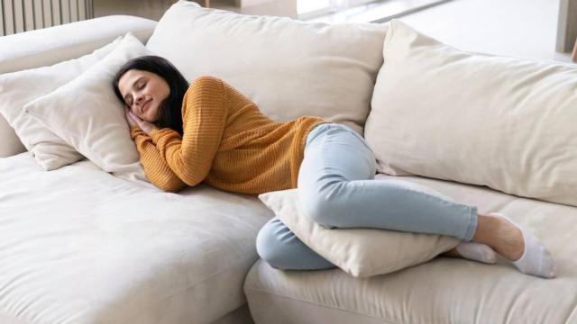 Una mujer se toma un descanso en el sofá
