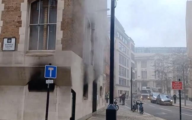Humo saliendo del Tribunal Penal Central de Londres. / Twitter Humo saliendo del Tribunal Penal Central de Londres.