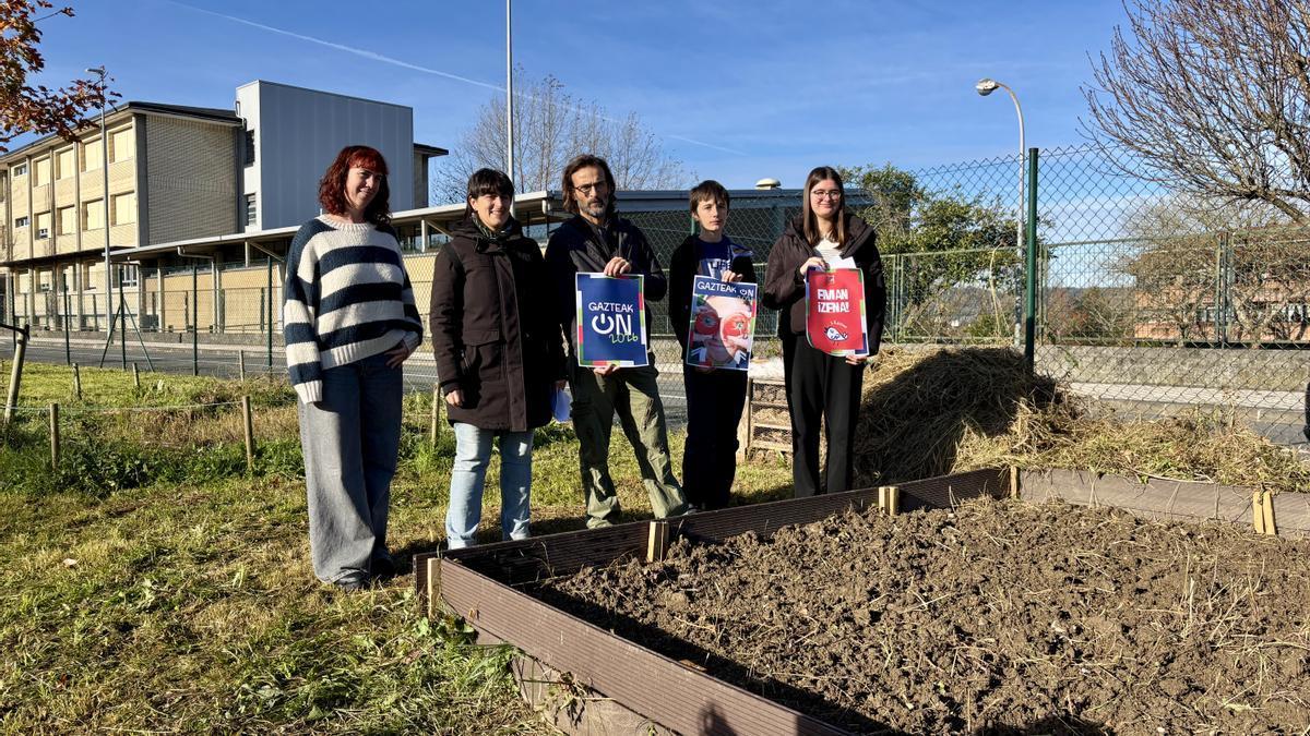 Lehiaketaren antolatzaileak Osertz Ubegun eta Elaia Arbelaizekin batera.
