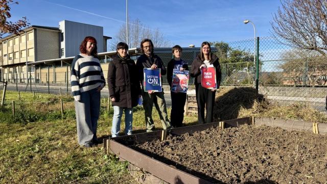Lehiaketaren antolatzaileak Osertz Ubegun eta Elaia Arbelaizekin batera.