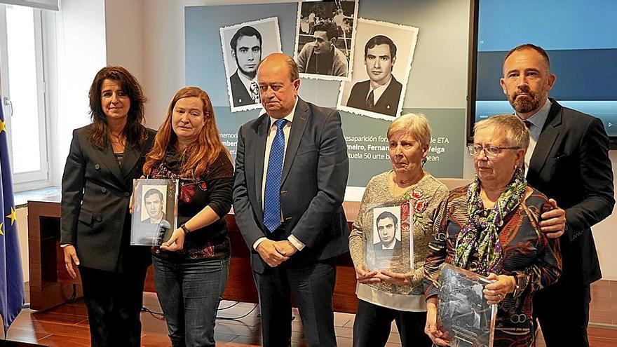 Aintzane Ezenaro, José Antonio Rodríguez Ranz, Denis Itxaso y familiares de las tres víctimas asesinadas por ETA.E
