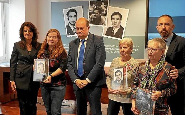 Aintzane Ezenaro, José Antonio Rodríguez Ranz, Denis Itxaso y familiares de las tres víctimas asesinadas por ETA.E Aintzane Ezenaro, José Antonio Rodríguez Ranz, Denis Itxaso y familiares de las tres víctimas asesinadas por ETA.E