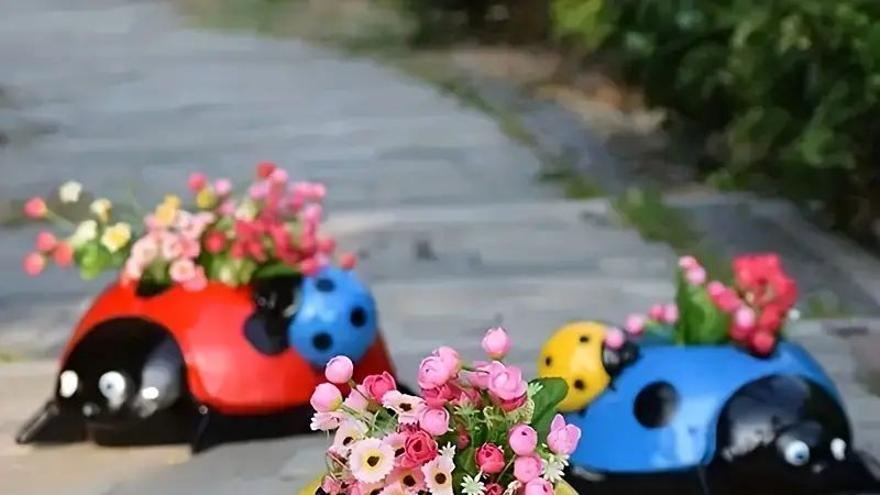 Tres divertidas mariquitas de colores en un jardín.
