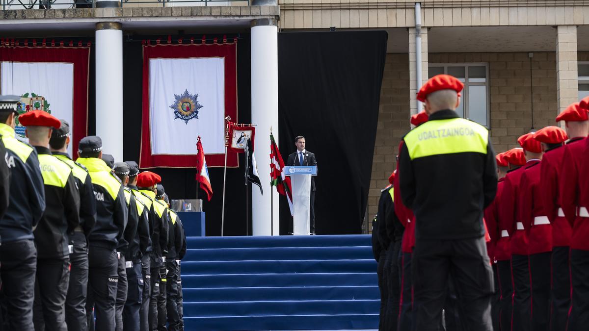 Acto de entrega de credenciales a las y los agentes de la 4ª promoción de la Euskal Polizia