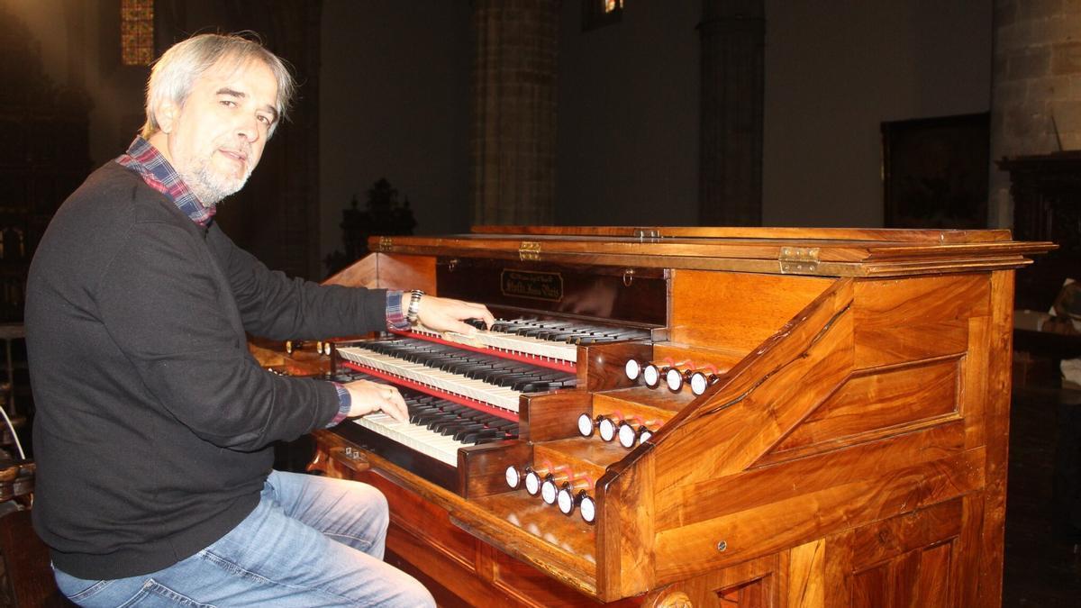 El organista titular de la parroquia de San Pedro junto al magnífico instrumento que hace sonar.