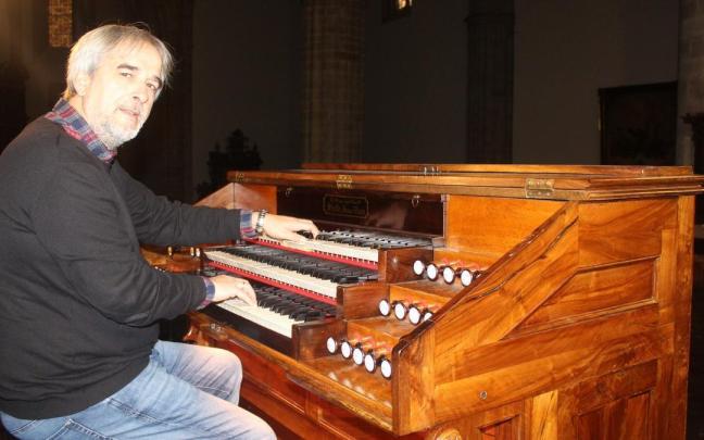 El organista titular de la parroquia de San Pedro junto al magnífico instrumento que hace sonar. / Anabel Dominguez. El organista titular de la parroquia de San Pedro junto al magnífico instrumento que hace sonar.