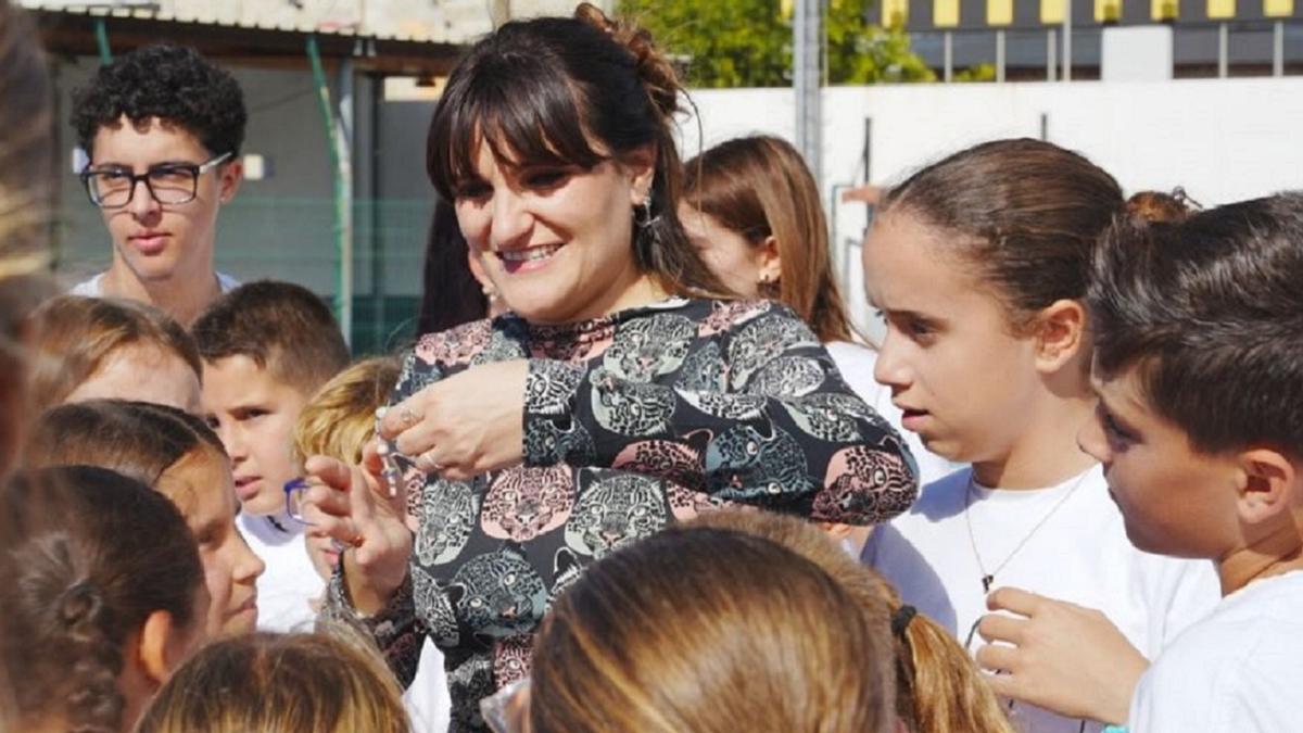 María Rozalén, con niños en La Palma.