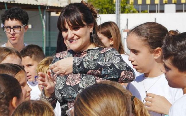 María Rozalén, con niños en La Palma.