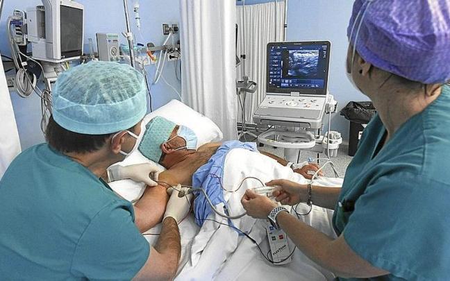 Médicos de San Juan de Dios, uno de los centros que Osakidetza tiene concertados, examinan a un paciente. | FOTO: JOSE MARI MARTÍNEZ