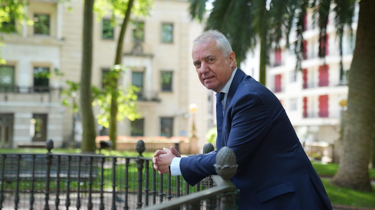 Iñigo Urkullu posa en Jardines de Albia, en las cercanías de Sabin Etxea y de la oficina de la Fundación eAtlantic Fundazioa.