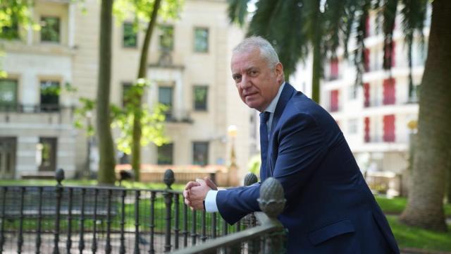 Iñigo Urkullu posa en Jardines de Albia, en las cercanías de Sabin Etxea y de la oficina de la Fundación eAtlantic Fundazioa.