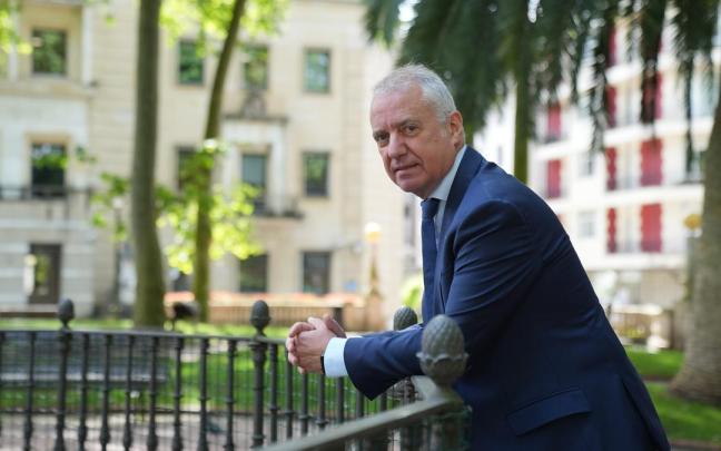 Iñigo Urkullu posa en Jardines de Albia, en las cercanías de Sabin Etxea y de la oficina de la Fundación eAtlantic Fundazioa.