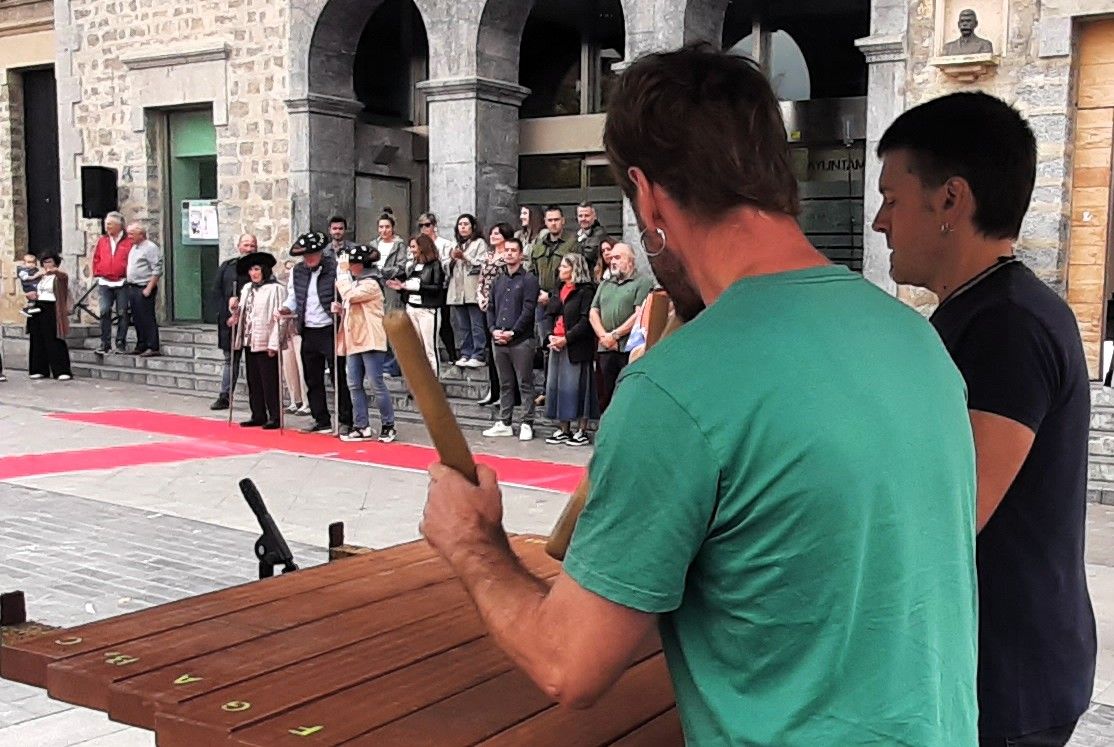 Txalaparta en el recibimiento a los pastores homenajeados