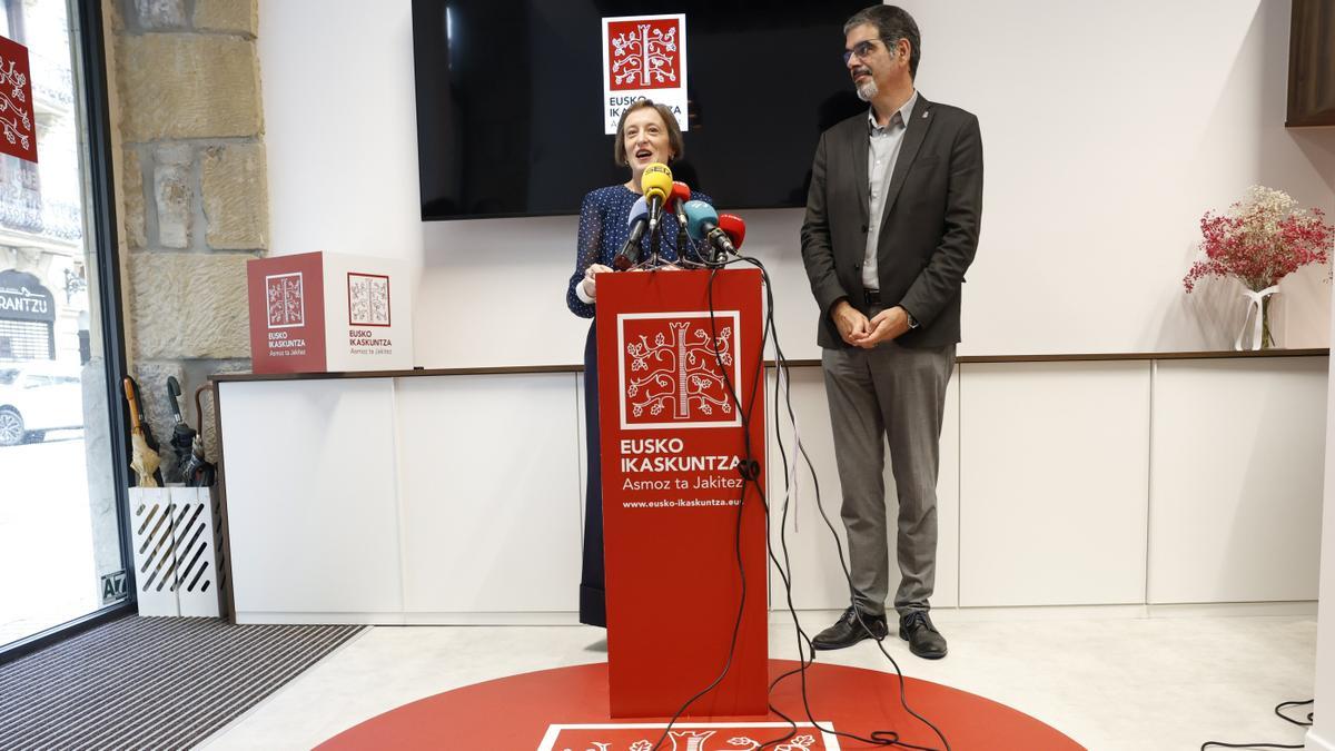 La presidenta de Eusko Ikaskuntza, Ana Urkiza, con el alcalde de Donostia, Eneko Goia, en la nueva sede.