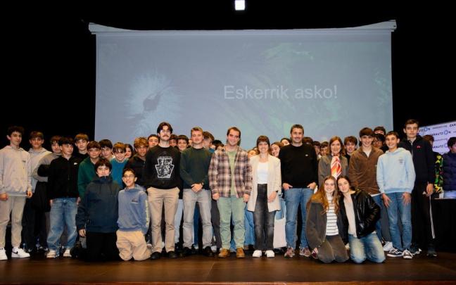 Ponentes en Zarautzen Zientziaz Blai acompañados de los asistentes más jóvenes.