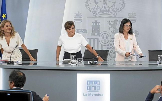 La ministra de Transportes, Raquel Sánchez; y la ministra de Política Territorial y portavoz, Isabel Rodríguez. | FOTO: EUROPA PRESS La ministra de Transportes, Raquel Sánchez; y la ministra de Política Territorial y portavoz, Isabel Rodríguez. | FOTO: EUROPA PRESS