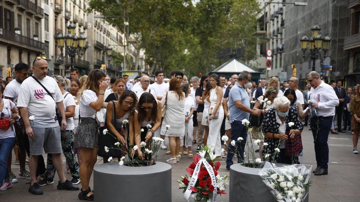 Barcelona recuerda a las víctimas del atentado de Las Ramblas en su quinto aniversario.