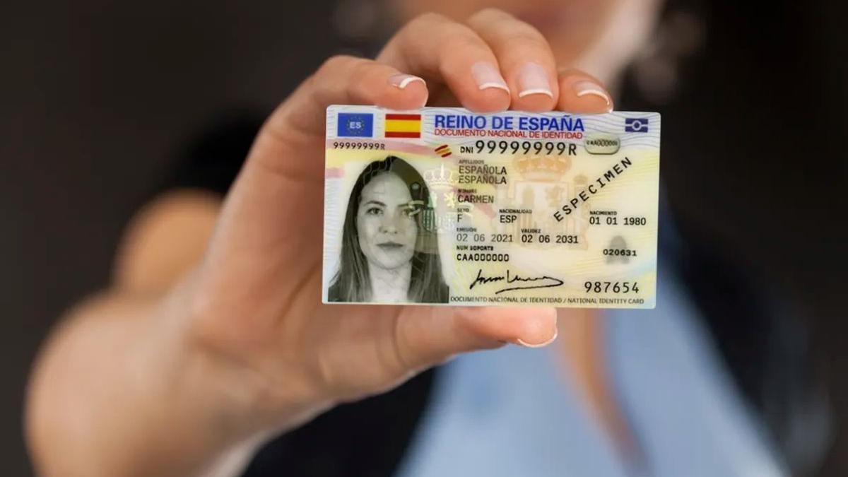 Una persona sostiene un DNI de muestra