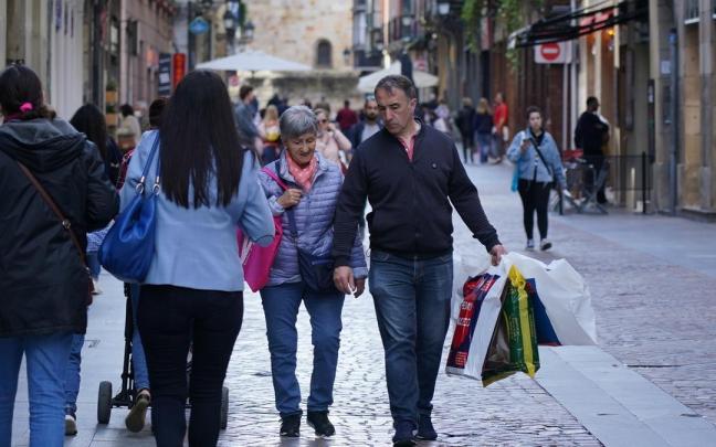 Decenas de personas paseando por la calle. Decenas de personas paseando por la calle.