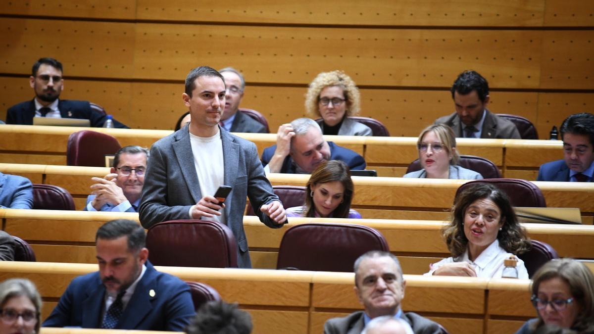 Juan Lobato en su escaño en el Senado en la sesión en la Cámara Alta este martes.