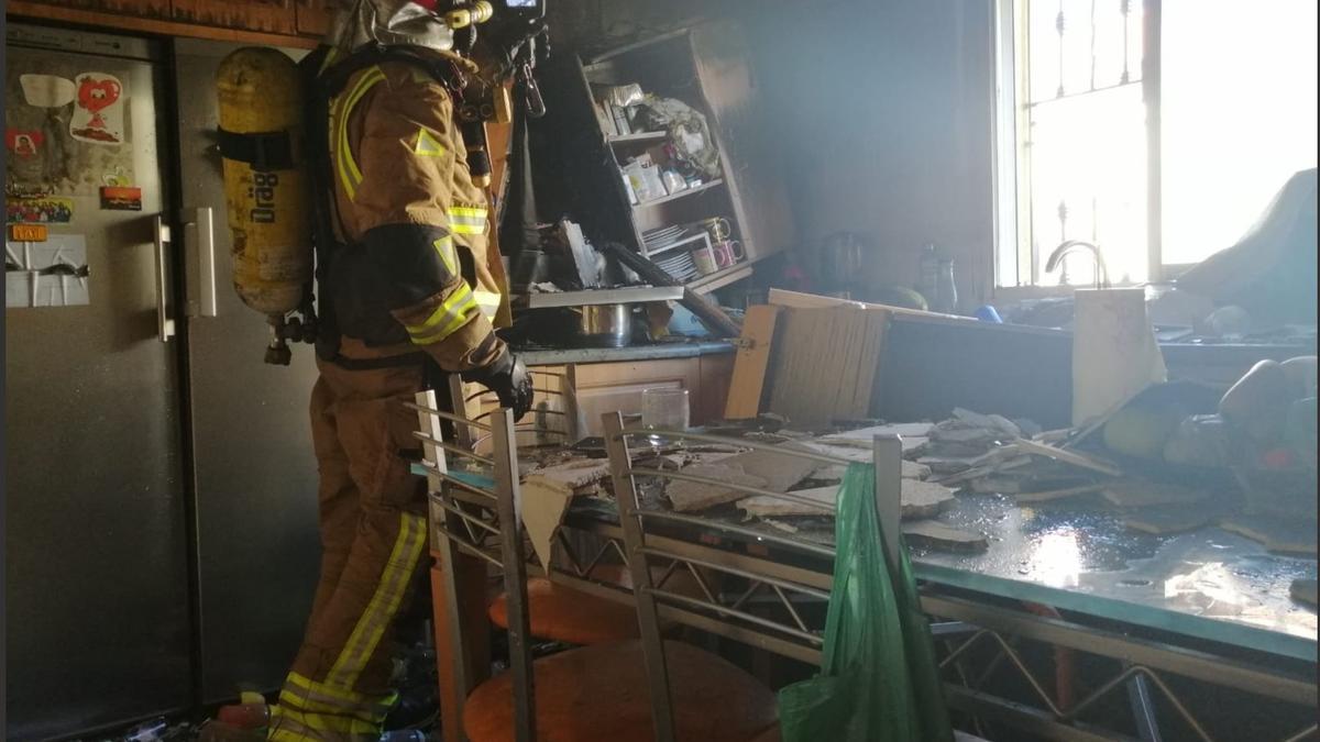 Actuación de los bomberos en una vivienda de Murcia.