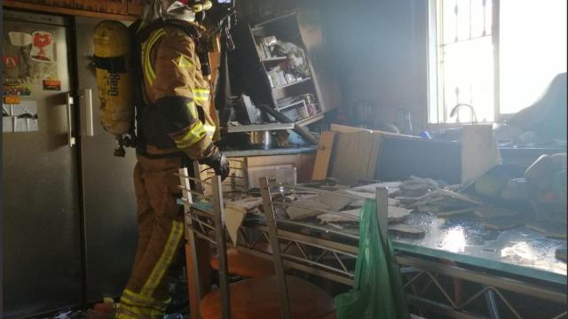 Actuación de los bomberos en una vivienda de Murcia.