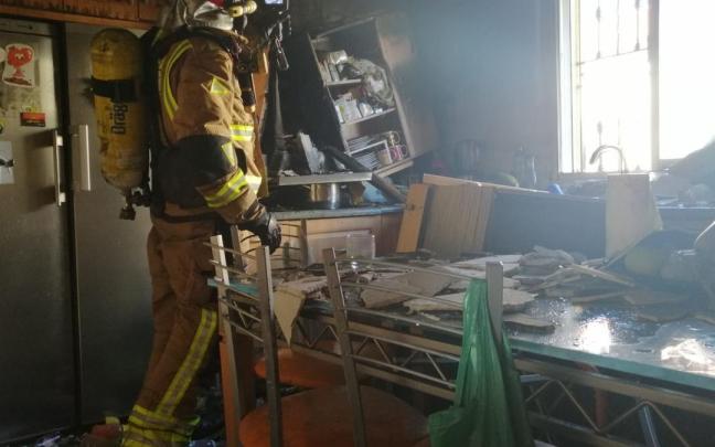 Actuación de los bomberos en una vivienda de Murcia.