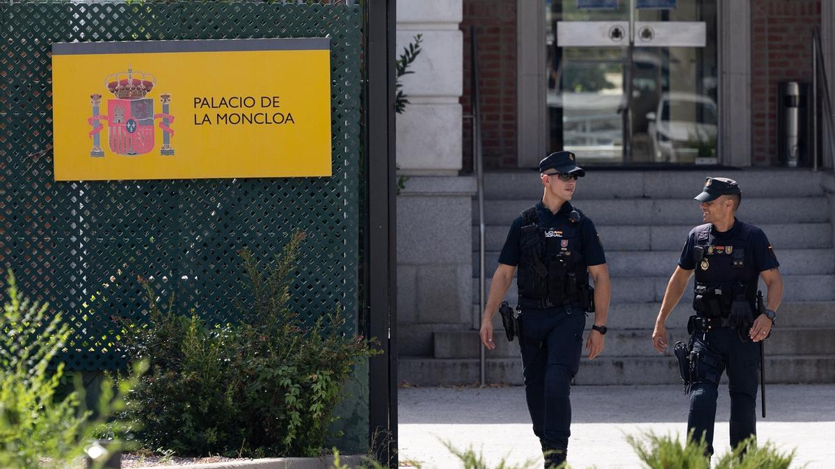 Agentes custodiando el Palacio de La Moncloa.