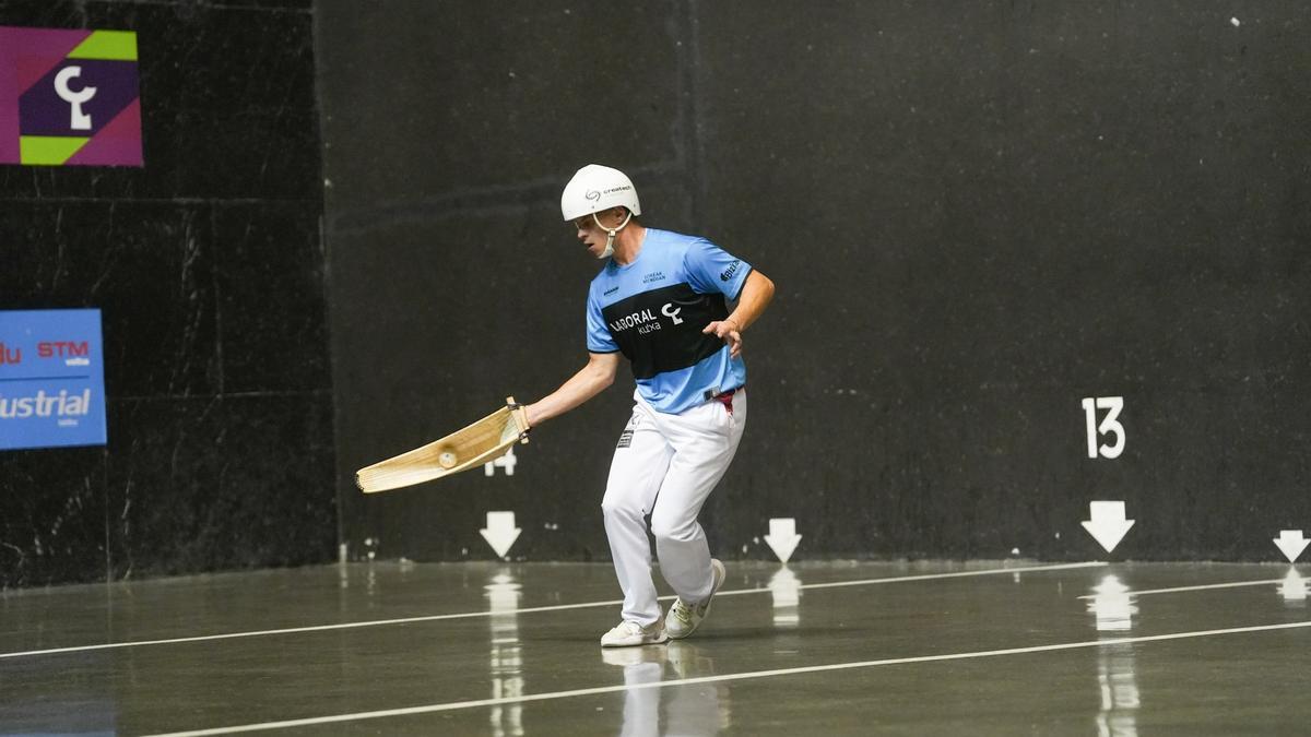 Alex Goitiandia-Lekerika y Urreisti-López suman sus primeros triunfos del Winter Series ante Johan-Gorka y Goixerri-Manci en la jornada inaugural del Winter Series.