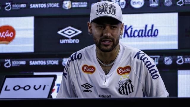 Neymar, durante una rueda de prensa con el Santos.