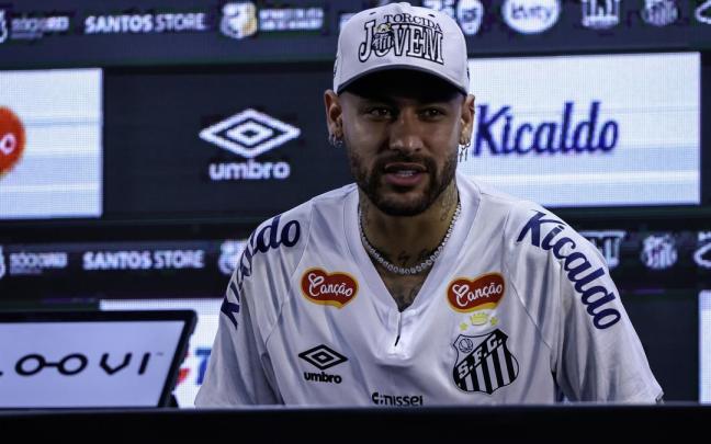 Neymar, durante una rueda de prensa con el Santos.