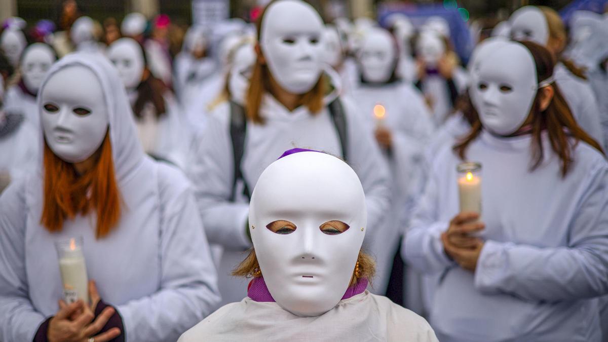 Máscaras blancas en Madrid en homenaje a las víctimas de la violencia machista.