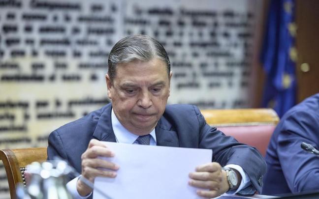 El ministro Luis Planas comparece durante la Comisión de Interior, en el Senado.