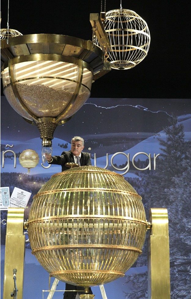 La tolva con las bolas a punto de caer en el bombo antes del inicio del sorteo..