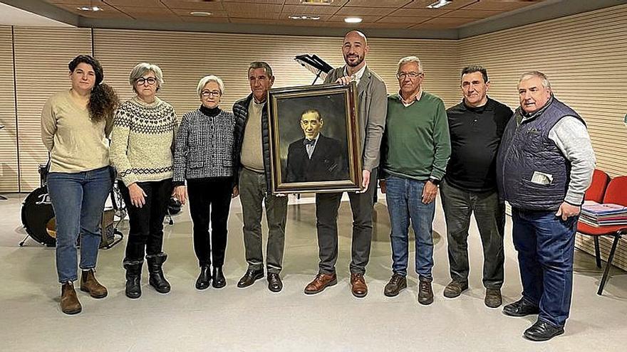 Miembros de la familia y del Ayuntamiento, junto al cuadro. | FOTO: E.U.