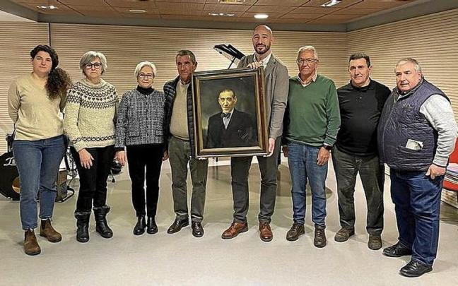 Miembros de la familia y del Ayuntamiento, junto al cuadro. | FOTO: E.U.
