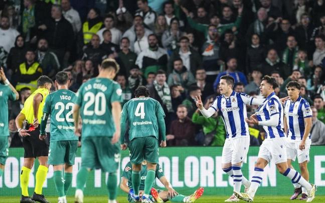 Los jugadores de la Real se quejan de la expulsión. / AFP7 VÍA EUROPA PRESS