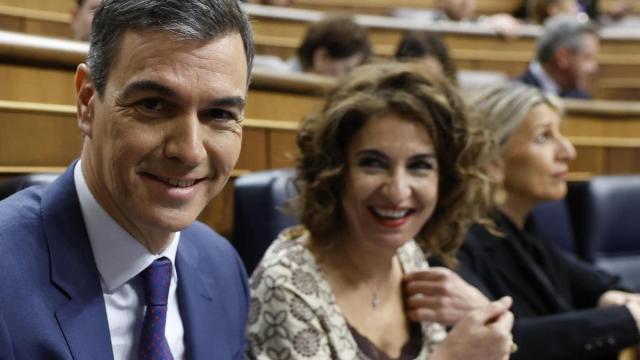 Pedro Sánchez junto a María Jesús Montero en el pleno del Congreso.