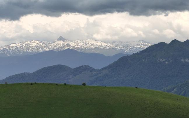 El Pirineo y parte de Zuberoa se extiende frente al mirador de la ermita de Saint Antoine.