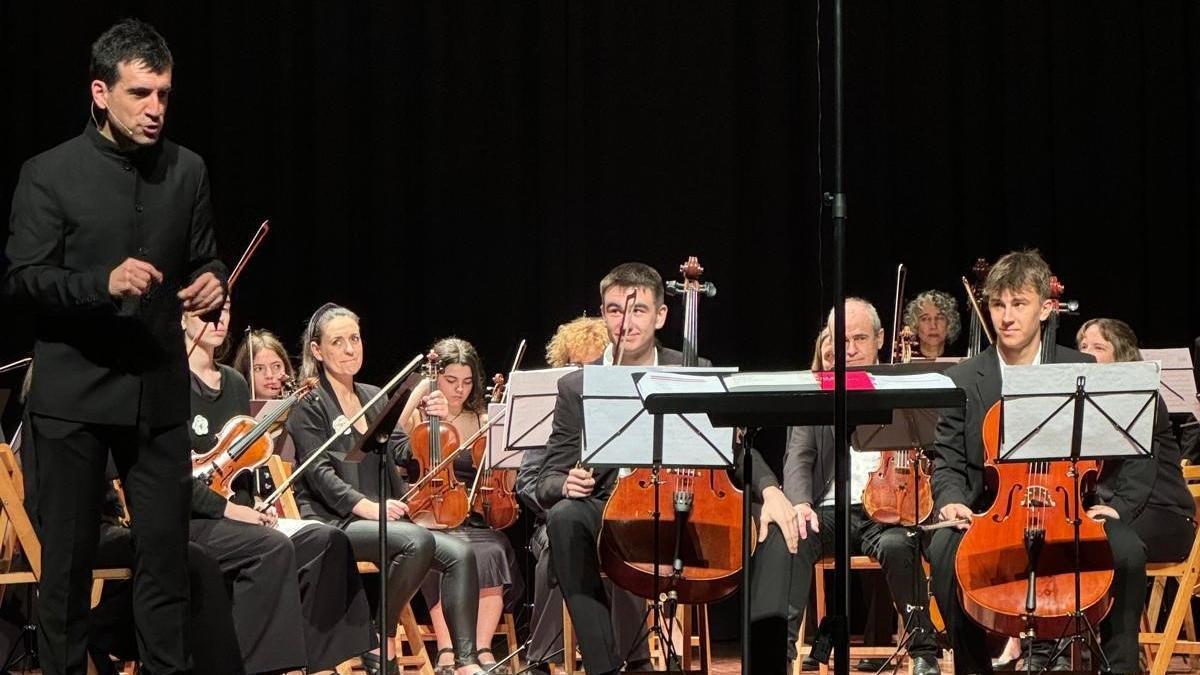 La orquesta Aequus Ensemble, dirigida por Aitor Biain, en un concierto.