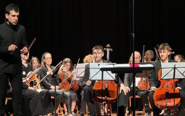 La orquesta Aequus Ensemble, dirigida por Aitor Biain, en un concierto. / Ganbara Faktoria. La orquesta Aequus Ensemble, dirigida por Aitor Biain, en un concierto.
