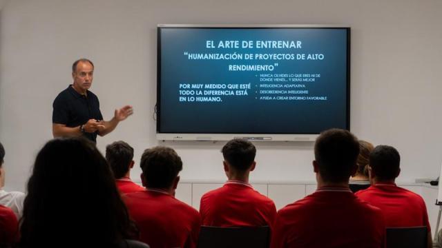 Los corredores del equipo Smartlog Nest Cycling Team, en una sesión de coaching.