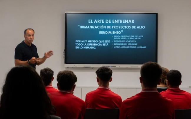 Los corredores del equipo Smartlog Nest Cycling Team, en una sesión de coaching.