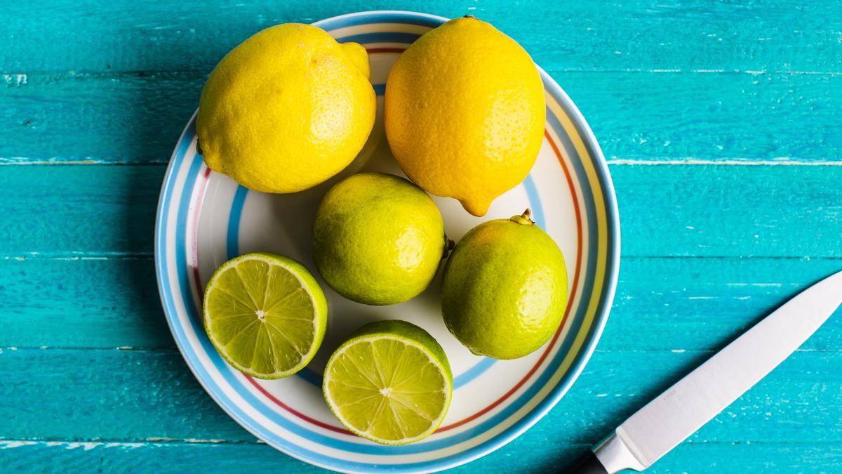 Limones y limas sobre un plato.